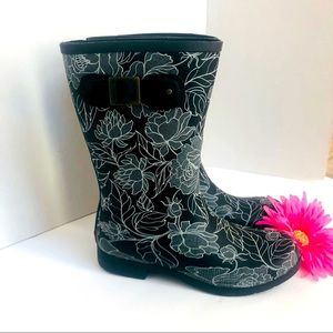 Chooka Boots
Floral lace buckle rain boot.